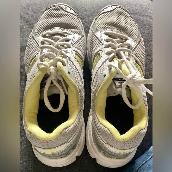 EUC Nike Ladies Running Shoes - Picture 1 of 6